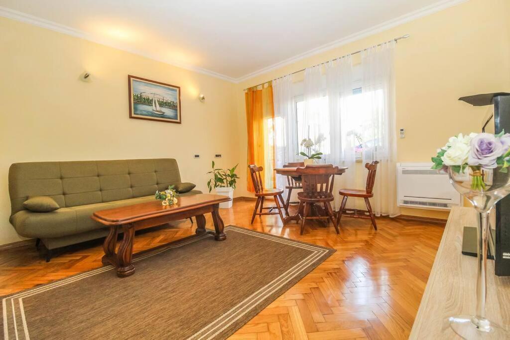 Veronika Apartment *